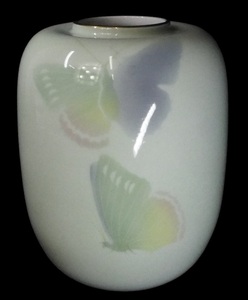 気品と優雅さを感じられる花瓶！昭和ビンテージ 有田焼 深川製磁「色絵彩磁蝶文花瓶」1980年代 OTS605