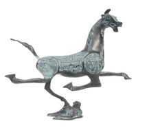 置き飾りとして雰囲気を造るのに適した魅力ある逸品！中国古玩 青銅器 飛ぶツバメを踏みつけている馬の像 汗血馬 置物 1980年代 TTH605_画像1
