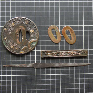 u... sword fittings guard on sword small pattern .. Inoue genuine modified name Takumi Zaimei copper made gold ..