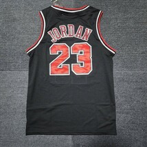 NBA　シカゴ・ブルズ　JORDAN選手　バスケットシャツ　ゲームシャツ　バスケットユニフォーム　サイズXL　ブラック　刺繍　1997−98_画像2