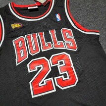 NBA　シカゴ・ブルズ　JORDAN選手　バスケットシャツ　ゲームシャツ　バスケットユニフォーム　サイズXL　ブラック　刺繍　1997−98_画像5