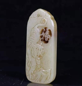 中国美術　時代物　清物　和田玉の虎佩　装身具