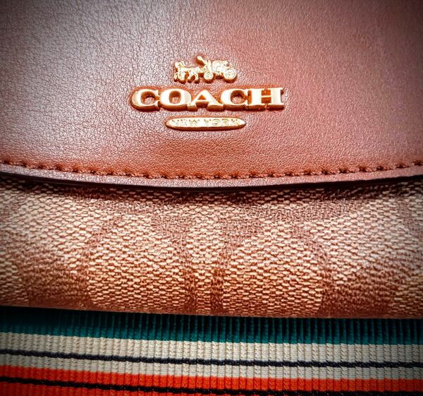 coach (コーチ) 長財布　高級感のある茶色が大変上品で高級な雰囲気を醸し出します レザー COACH 財布