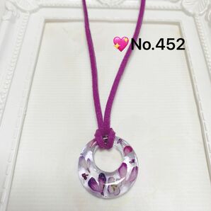 No.452 花柄レジン（赤紫系）のペンダント、スェード調紐仕立て　ハンドメイド【送料込】