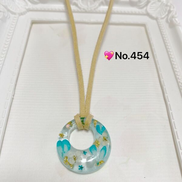 No.454 花柄レジン(グリーン系)のペンダント、スェード調紐仕立て ハンドメイド【送料込】