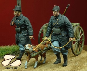 価格調整 大戦 ★ フィギュア 兵士2体 犬力車 セット 1/35スケール イヌ 犬 戦地 外国 1/35 軍用犬 ★ 樹脂 未塗装 未組み立て H187