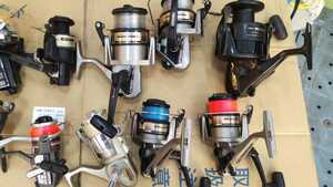 手動リール１０台 海釣り Daiwa SHIMANO RYOBI 他写真の一式　磯釣り　カニ　イシモチ　アジ　ヒラメ　ウキ　クロネコ発