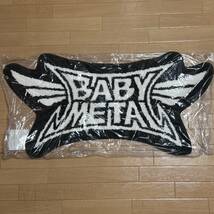 【新品】BABYMETAL NEWクラッシュロゴフロアマット / BEGINS - THE OTHER ONE - LIVESHIP 配信限定グッズ LOGO FLOOR MAT_画像1