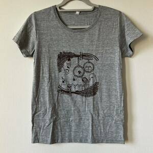 U■rucca ルッカ レディース 半袖Tシャツ Mサイズ グレー プリントTシャツ 灰色 カジュアル かわいい 鳥 トップス イラストTシャツ