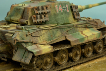 kuma　ドイツ陸軍重戦車　キングタイガー　ヘンシェル砲塔/ツインメリット　ドラゴン社製　1/35　自作アクリルケース付_画像5