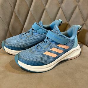 adidas アディダス スニーカー 水色 19cm