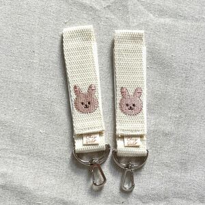 ベビーカーフック　ストラップ　ウサギ刺繍 ホワイト　韓国 マザーズバッグ　出産祝い　ギフト　出産準備　インスタ　韓国　かわいい