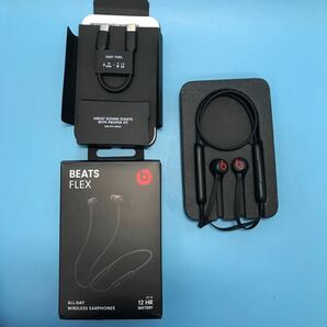 サ) [動作確認済み] Apple アップル Beats Flex A2295 ビーツ ワイヤレスイヤホン Bluetooth ブラック 管理Mの画像1