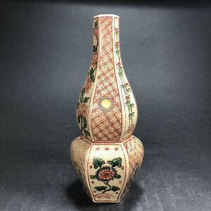 九谷焼 赤絵 格子調 金彩 牡丹椿花紋様 竹笹図 六角柱達磨型 花瓶 時代 