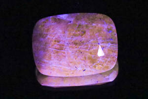 世界で一番美しいとされている非常に希少なバダフシャーン産 蛍光 14.985ct 天然 グリーン ソーダライト 天然石 ルース 19.5x14.3mm