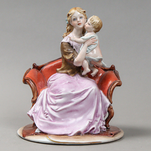 nNRt King's Porcelain B.Merliデザイン Capodimonte カポディモンテ イタリア ソファの上の母と子 フィギュリン 置物