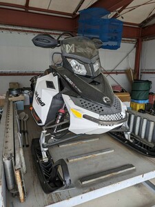 スノーモービル　Ski-doo サミット800R 台、桟橋付き