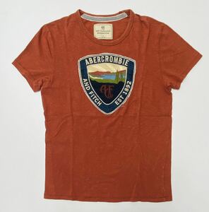 衝撃プライス！『ファン待望モデル！』【Abercrombie &Fitch アバクロ】ビッグワッペンロゴ 半袖Tシャツ【S/赤茶色】K4