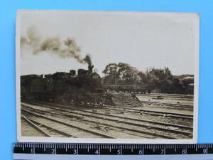 (J53)141 photograph old photograph train railroad railroad photograph steam locomotiv Narita railroad . Sakura special row car three .. station 