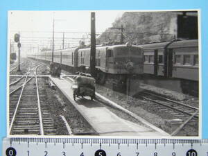 (J53)258 写真 古写真 電車 鉄道 鉄道写真 上り つばめ 昭和34年4月11日 国府津 小田原 はがれた跡が薄くなっています