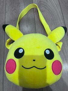 ポケットモンスター　肩掛けぬいぐるみバッグ　ピカチュウ