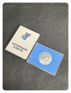 ● コレクター必見 レトロ UNIVERSIADE KOBE '85 神戸 銀色 メダル 1985年 小物 雑貨 コレクション ma728