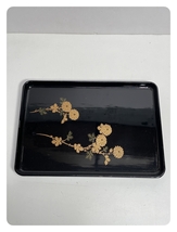 ● コレクター必見 時代物 当時物 木製 盆 黒塗 金蒔絵 花文様 漆器 漆芸 漆塗 工芸品 木箱 蔵出 ma789_画像2