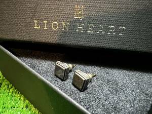  unused ) LION HEART lion Heart earrings square original box equipped 