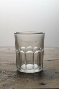 古い型吹きガラスの肉厚な面取りビストログラス / 19-20世紀・フランス / 硝子 ワイングラス アンティーク 古道具