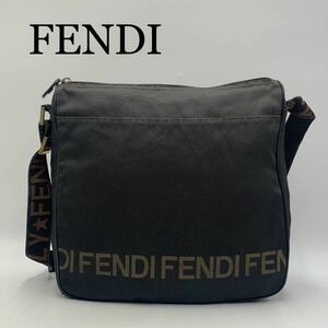 FENDI フェンディ　ショルダーバッグ　メッセンジャー　ブランド　オシャレ