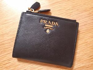 PRADA　二つ折り財布