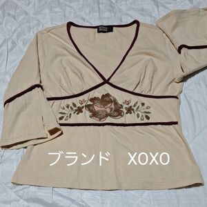 XOXOのTシャツ　Yネック　ベージュ　花柄　エスニック　伸縮性あり