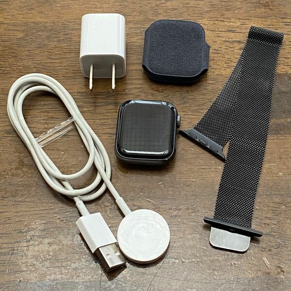Apple Watch Series4 40mm スペースグレイ GPSモデル アップルウォッチ 純正充電器 & バンド
