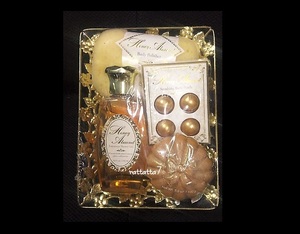 ☆Honey Almond☆Bath Gift Set in Decorative Wire Basket☆スポンジ☆シャワージェル☆ソープ☆ギフトセット☆かご付き☆籠☆バスケット