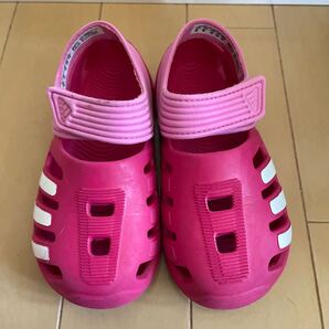 送料無料 adidas アディダス マジックテープ止めサンダル 15cm ピンク 軽量 川遊びや海でも 送料込み