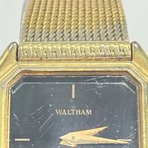 1円〜 4M WALTHAM 腕時計 750808 クオーツ QUARTZ腕時計 動作未確認 ステンレススティールバック ブランド ゴールドベルド ブラック文字盤_画像4