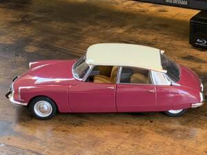 Metro 1/24 Citroen DS 19 (1963) メトロ シトロエン DS 19 両ドア エンジンフード開閉可能 専用台座付き USED