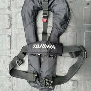 ダイワ(DAIWA) ウォッシャブルライフジャケット(肩掛けタイプ手動・自動膨脹式) フリー DF-2021 ブラックカモ 美品の画像2