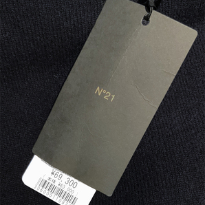 定価6.9万 N°21 ヌメロ ヴェントゥーノ バックシャンで魅せる１着！ロゴデザインバックTシャツドッキング クルーネック ウールニット 長袖の画像9