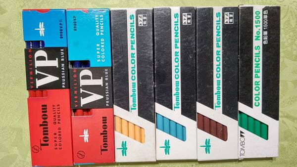 当時物 色鉛筆 トンボ鉛筆セット（1500単色：肌色12本、水色12本、茶色12本、緑11本、8900V.P7/3しゅ・あい12本、8900v.pしゅ・あい8本）