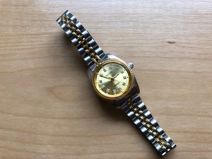 美品 レア MELCIER SWISS シルバー×ゴールド コンビ ゴールド文字盤 ストーンインデックス クオーツ レディース 腕時計