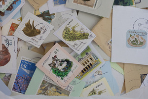 日本紙付き使用済み切手　シールと記念特殊切手ばかり集めた３キロボックス　令和６年度入手分から　送料無料④