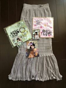 Art hand Auction Yoko Sugimura ◆ Falda de punto firmada, 2 toallas con fotos originales y postal original., firmado, Artículos de celebridades, otros