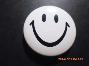スマイル Smile ピースマーク　にこチャン　小さめ缶バッチ　１９９０年代製のビンテージ　白色