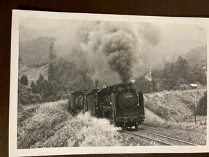 昭和鉄道写真：関西本線加太越えのD51 882[奈良]牽引後部補機付き貨物列車。1972年頃撮影。7.7×11.2㎝。