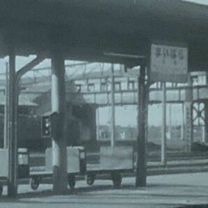 昭和鉄道写真：東海道本線米原駅ホーム(隣ホームにED58)/引き上げ線の80系/2景。昭和38年10月撮影。6.2×8.8㎝。の画像3