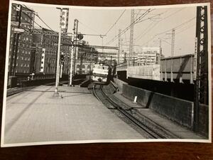 昭和鉄道写真：東海道本線新橋駅に入るEF65 503[東京]。1964年11月。7.7×11.1㎝。