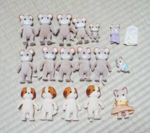 シルバニア　人形１７体（ネコ、イヌ、ネズミ）、赤ちゃんおくるみ着　セット売り