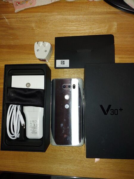 LGV30 SIMフリー 128G 海外モデル 画面破損有り