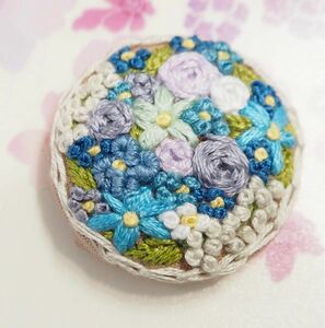 200 ハンドメイド　刺繍　ブローチ／髪ゴム／マグネット